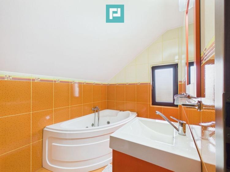 Casă individuală cu 5 camere cu Canalizare în Curtici