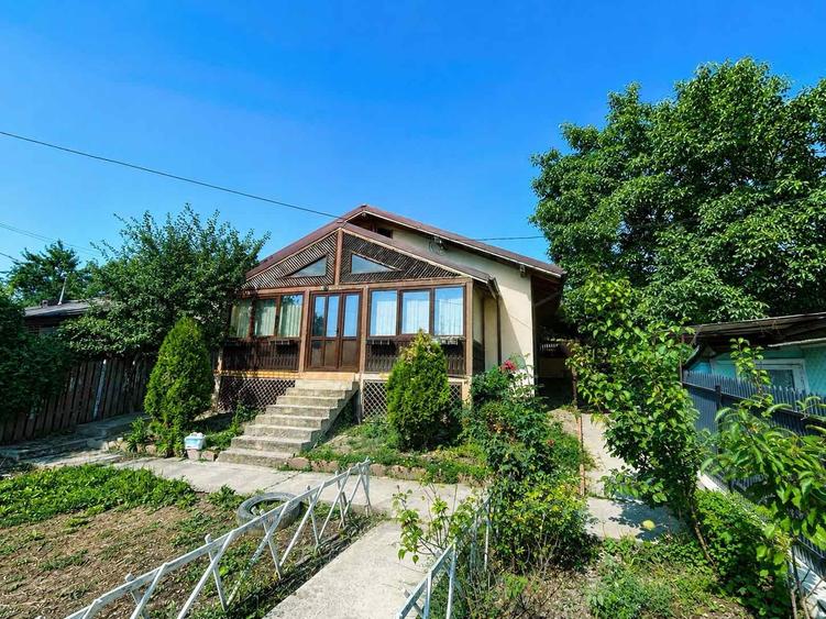 Casă individuală cu 4 camere cu Teren 1330 Mp în Central