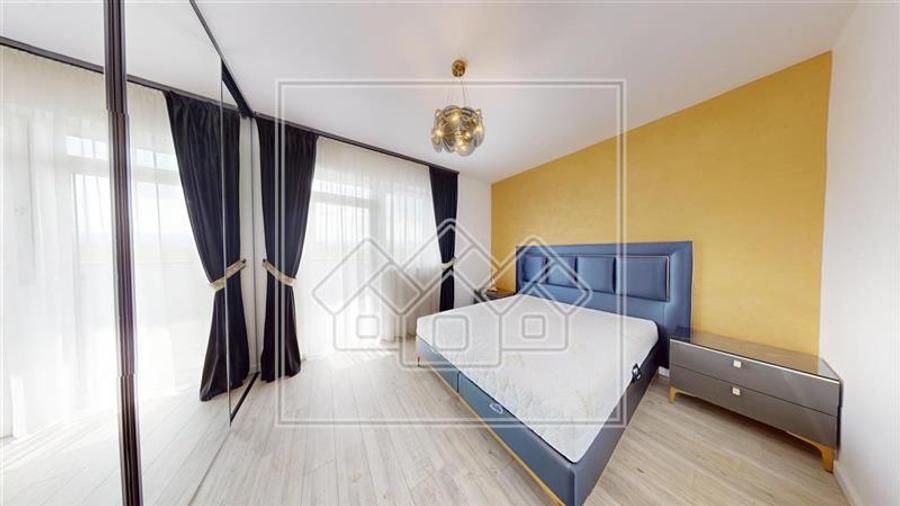 Penthouse cu 3 camere decomandat în Exterior Vest
