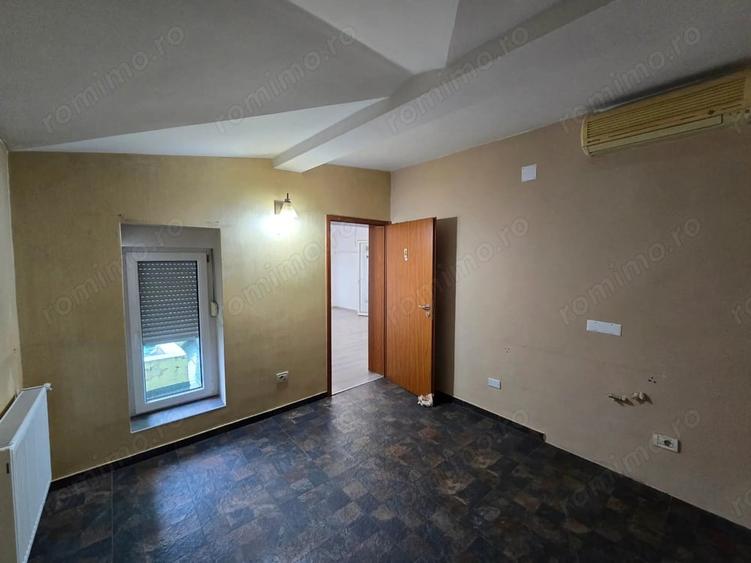 Apartament cu 5 camere semidecomandat în Dumbrăvița