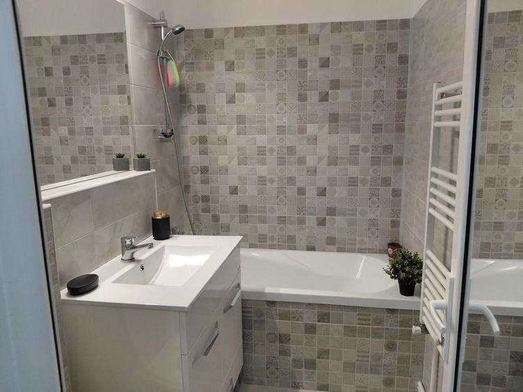 Apartament cu 3 camere semidecomandat, mobilat în Micro 16