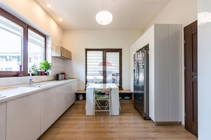Casă individuală cu 5 camere cu Teren 591 Mp în Est