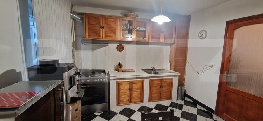 Apartament cu 3 camere semidecomandat, mobilat în Rovine