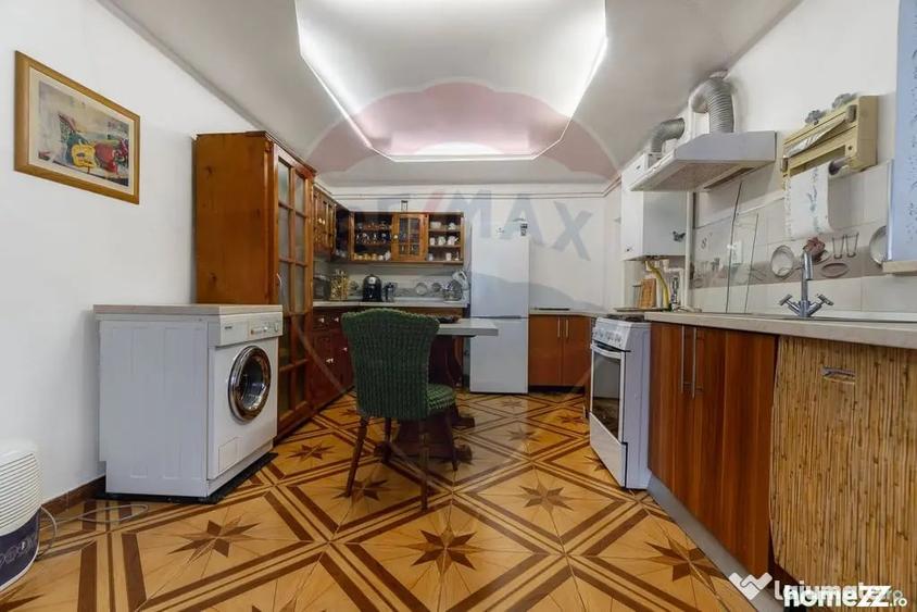 Casă cu 5 camere cu Teren 904 Mp în Central