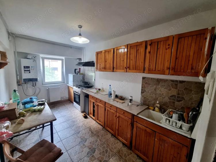 Apartament cu 4 camere decomandat în Est