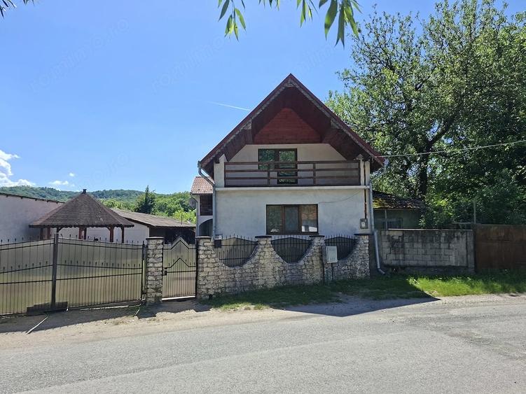 Casă cu 2 camere cu Teren 1485 Mp în Lăpușnic