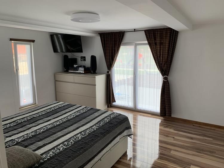 Duplex cu 4 camere cu Canalizare în Exterior Est