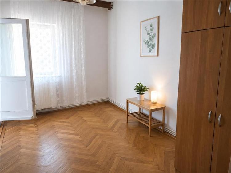 Apartament cu 3 camere decomandat în Drumul Poienii