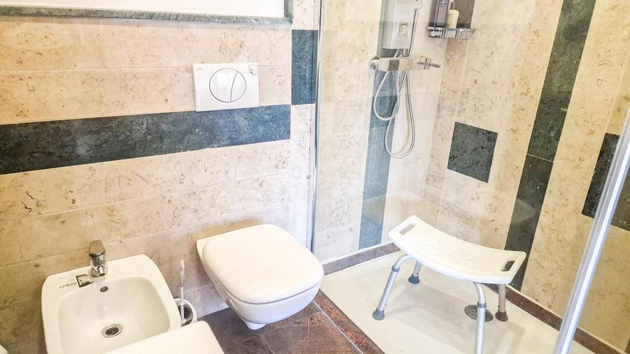 Casă individuală cu 6 camere cu Garaj în Dârza