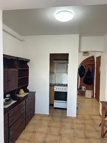 Apartament cu 3 camere decomandat, mobilat în Lenin