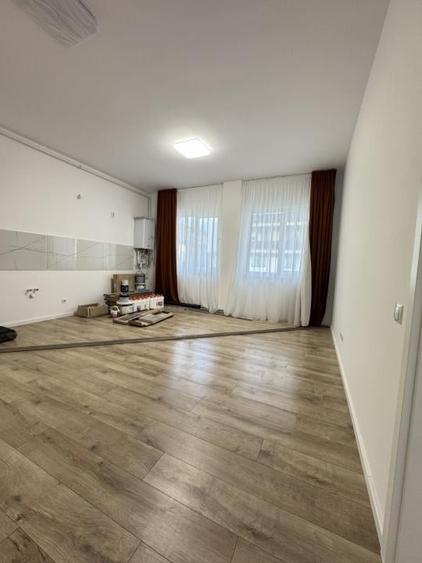 Apartament cu 3 camere semidecomandat în Florești — fotografia 1