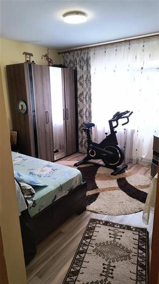 Apartament cu 3 camere decomandat, mobilat în Nicolina