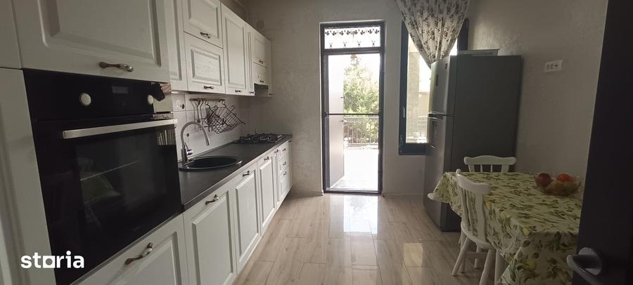 Casă cu 10 camere cu Teren 1274 Mp în Calea București