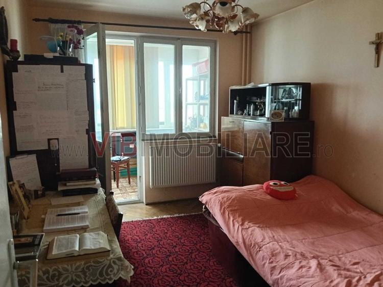 Apartament cu 3 camere semidecomandat în Girocului