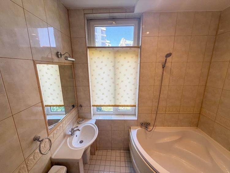 Apartament cu 3 camere semidecomandat, mobilat în Armeneasca