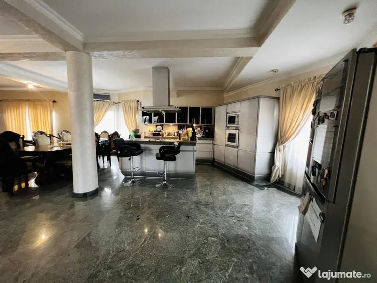 Casă cu 7 camere cu Teren 826 Mp în Dumbrăvița