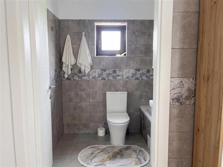 Duplex cu 5 camere cu Canalizare în Plopeni