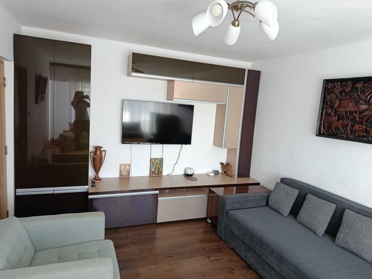 Apartament cu 3 camere decomandat în Brotăcei