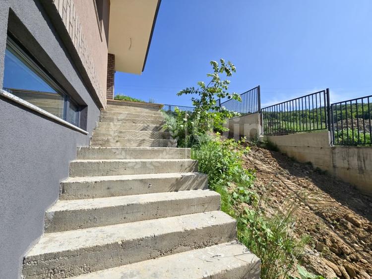 Casă individuală cu 6 camere semidecomandat cu Canalizare în Feleacu