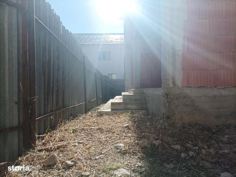 Casă cu 4 camere decomandat în Ghioșești