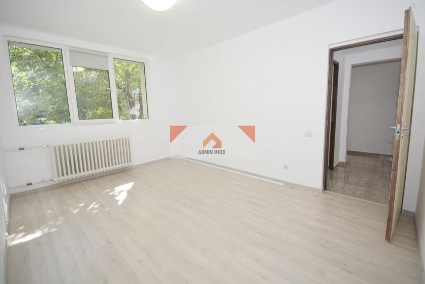 Apartament cu 3 camere semidecomandat în Drumul Taberei