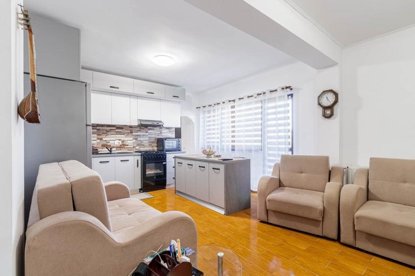 Apartament cu 3 camere semidecomandat, mobilat în Adunații-Copăceni