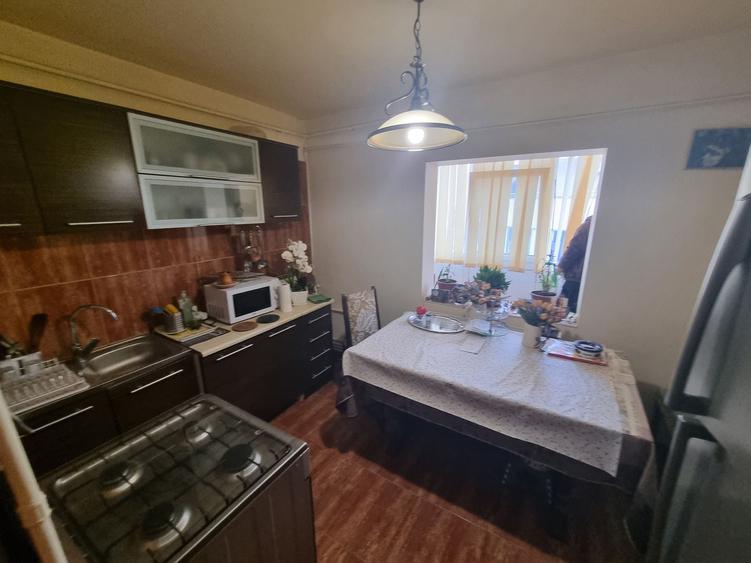 Apartament cu 3 camere decomandat, mobilat în Casa de Cultură