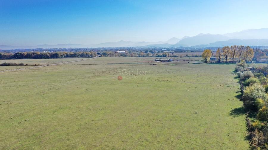 Teren Construcții intravilan de 55700 mp, în Stupini