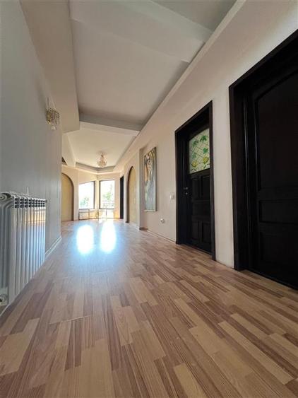 Casă cu 7 camere cu Teren 750 Mp în Vișan