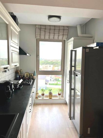 Apartament cu 3 camere semidecomandat, mobilat în Sisești