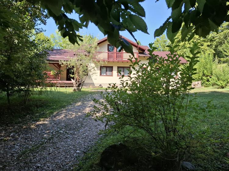Casă cu 6 camere cu Teren 2267 Mp în Iedera de Sus
