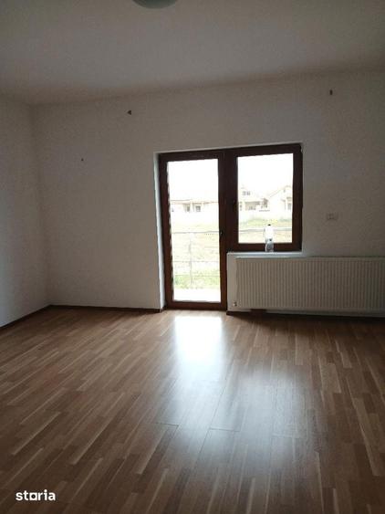 Casă cu 4 camere cu Teren 400 Mp în Dumbrăvița