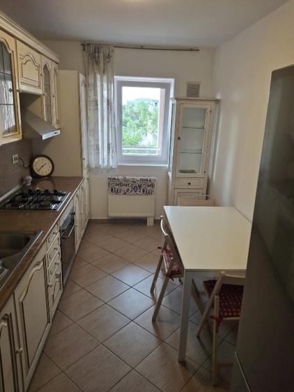 Apartament cu 3 camere decomandat, mobilat în Bucureștii Noi