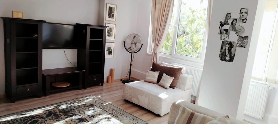 Apartament cu 3 camere decomandat în Moșilor