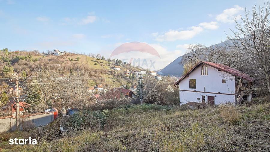 Casă cu 6 camere cu Teren 1000 Mp în Schei