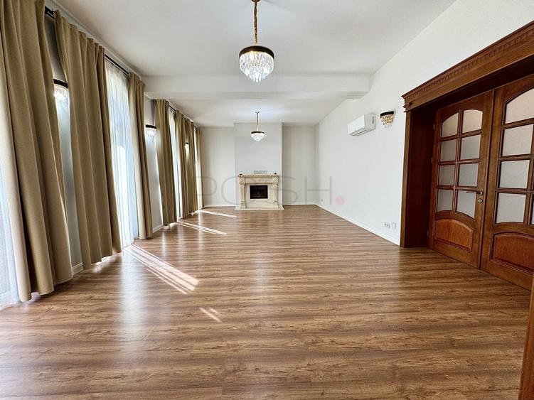 Casă individuală cu 8 camere cu Canalizare în Băneasa