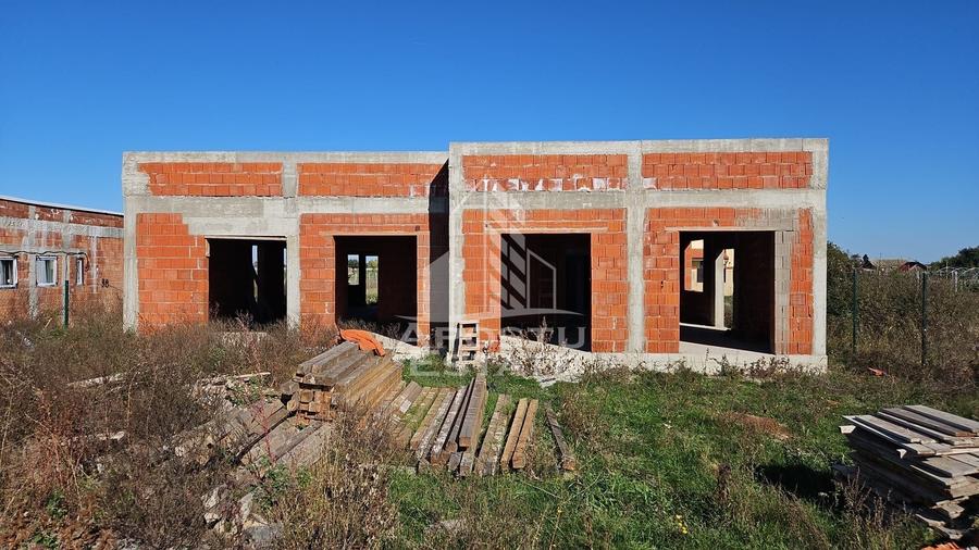 Duplex cu 8 camere cu Canalizare în Exterior Nord