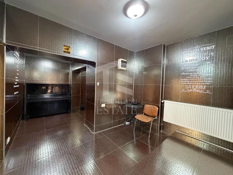 Casă individuală cu 12 camere cu Canalizare în Central