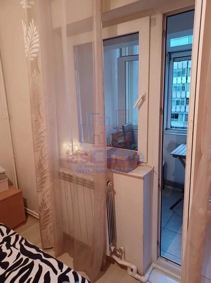 Apartament cu 3 camere semidecomandat în Filiași