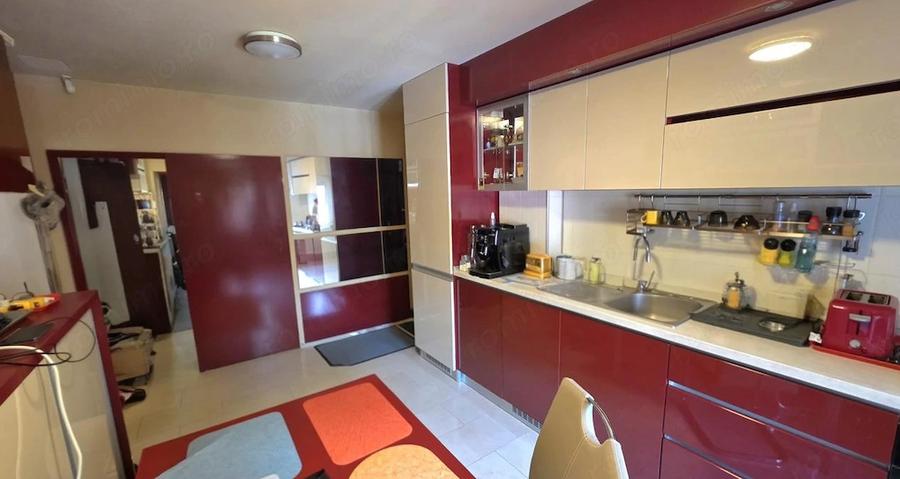 Apartament cu 3 camere semidecomandat în Complex Studențesc
