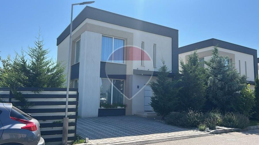 Casă individuală cu 4 camere cu Teren 450 Mp în Tamași