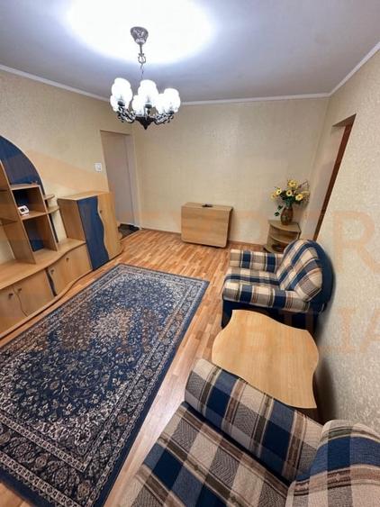 Apartament cu 3 camere semidecomandat, mobilat în Far