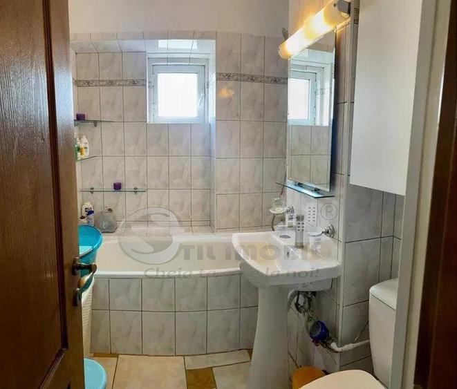 Apartament cu 4 camere decomandat, mobilat în Nicolina