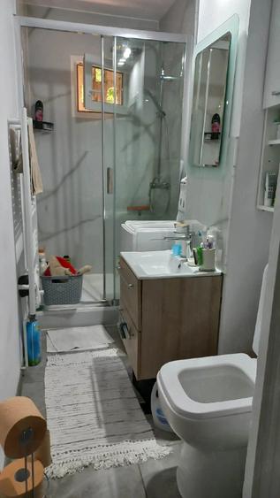 Apartament cu 3 camere semidecomandat în 14 Mai