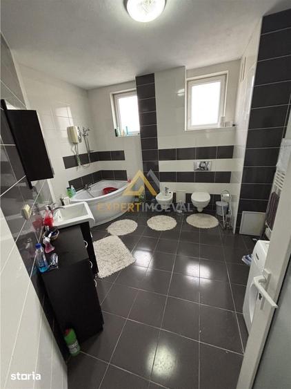 Casă cu 7 camere cu Teren 1100 Mp în Valea Borcutului