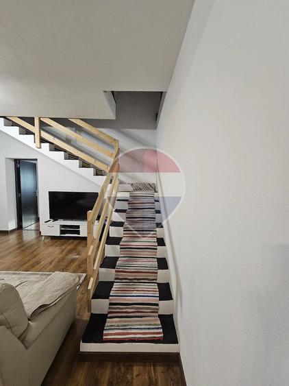 Casă cu 9 camere cu Teren 750 Mp în Rona de Jos