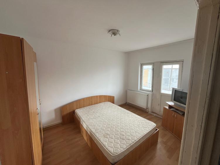 Apartament cu 3 camere semidecomandat în Central