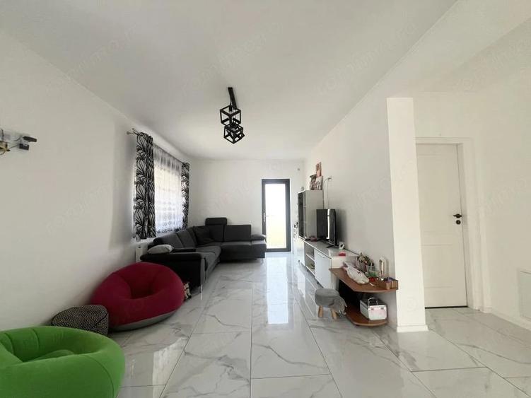 Casă cu 3 camere cu Teren 300 Mp în Sânmihaiu Român
