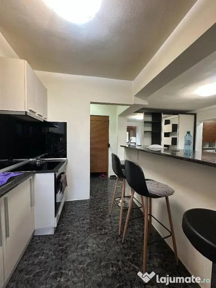 Apartament cu 3 camere semidecomandat în Nord