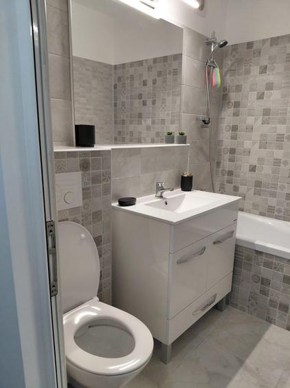 Apartament cu 3 camere semidecomandat, mobilat în Micro 16
